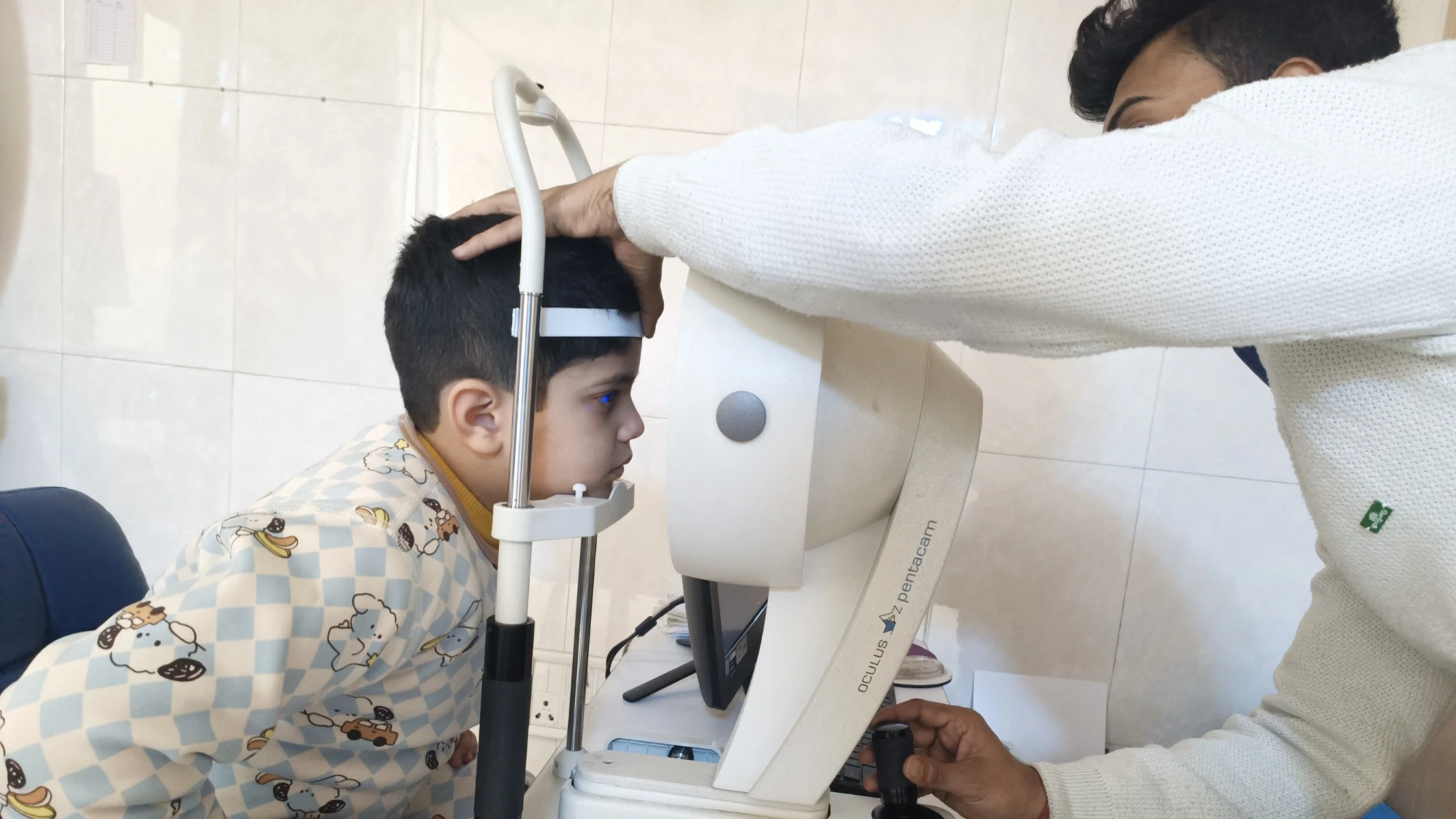 Eye checkup in Normally born baby